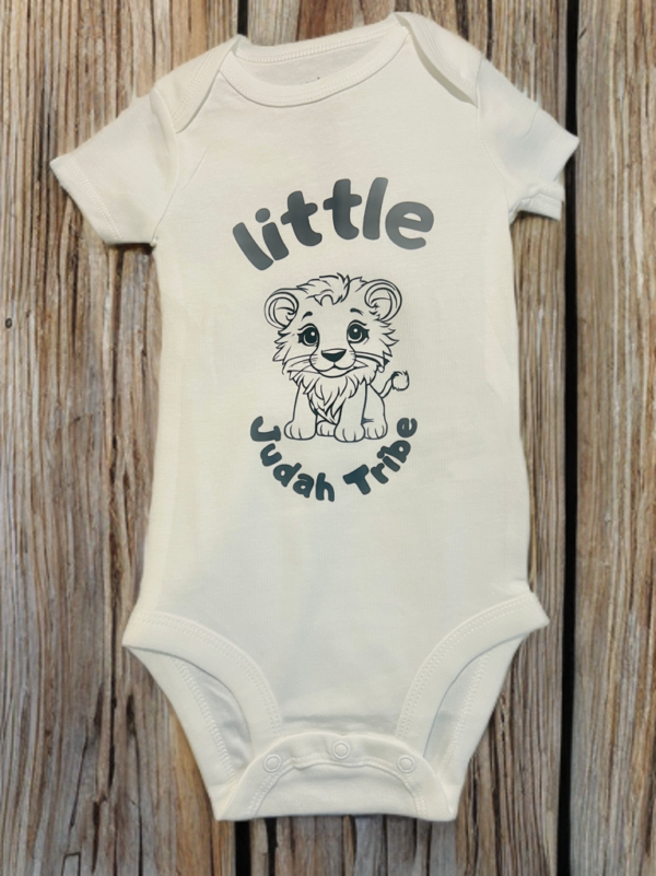 baby clothing with a lion
