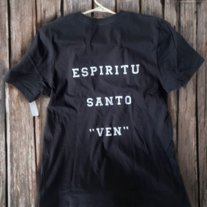 back view of a black t-shirt with sport letters with the phrase espíritu santo ven