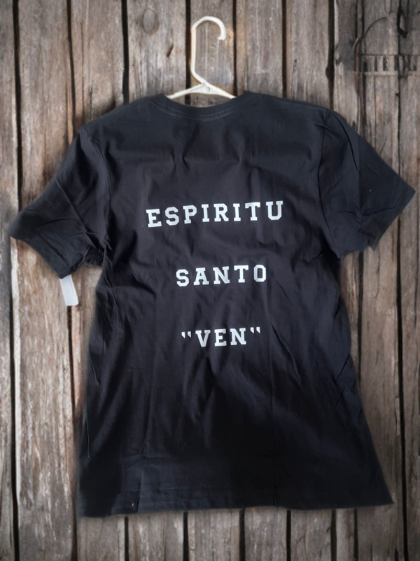 back view of a black t-shirt with sport letters with the phrase espíritu santo ven